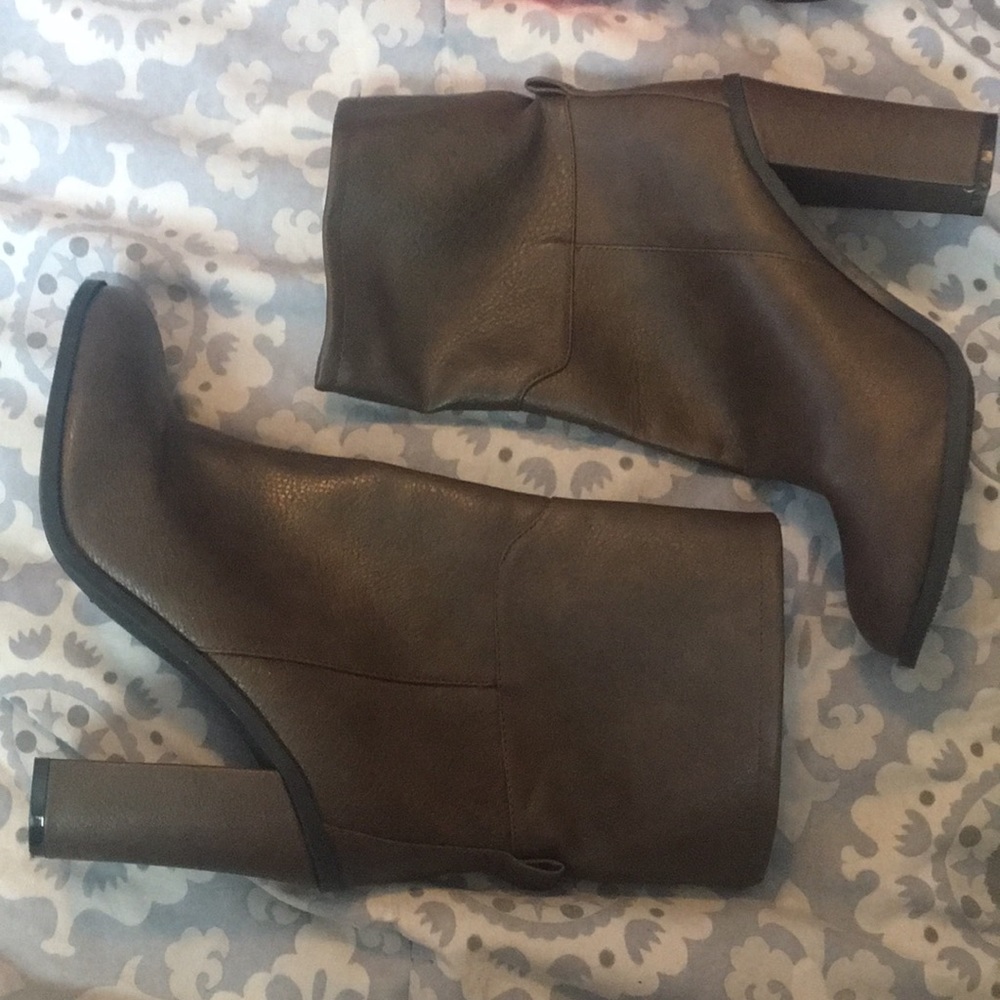 NWOT MIDI/ Ankle Boot
